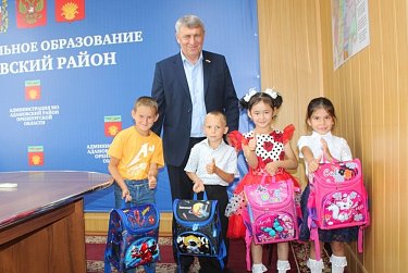 Школьникам – рюкзаки и ранцы